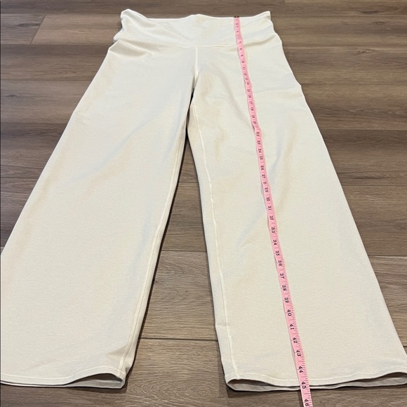 Vuori Light Cream Lounge Pants Buttery Soft Size Medium Wide Leg - Picture 3 of 11